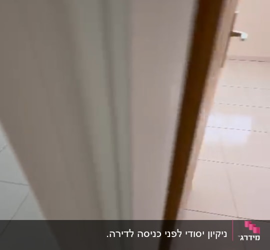 רצפה נקייה עם דלת פתוחה לחדר
